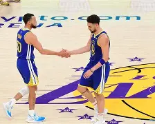 NBA常规赛今晨再迎强敌，斯图加特豪取连胜，主帅态度——质疑声仍在，更衣室氛围转暖